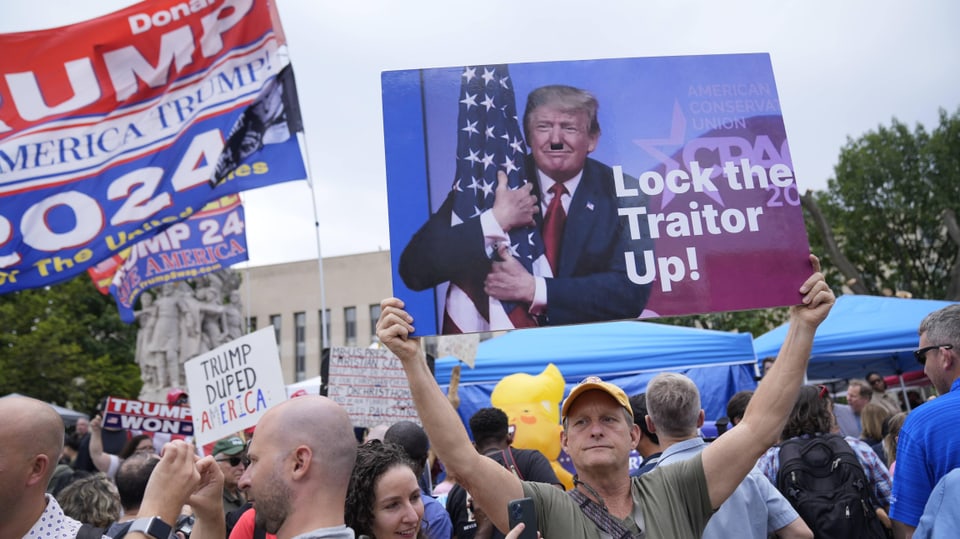 Donald Trumps Gegnerschaft und seine Fans protestieren Seite an Seite vor dem Gerichtsgebäude in Washington.