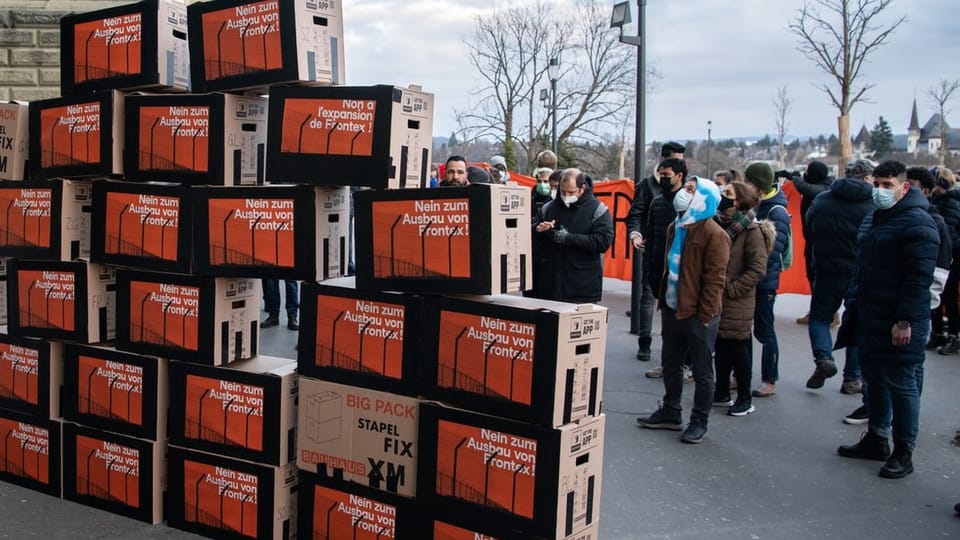 Verschiedene Organisationen reichen Unterschriften fürs Referendum gegen Frontex ein.