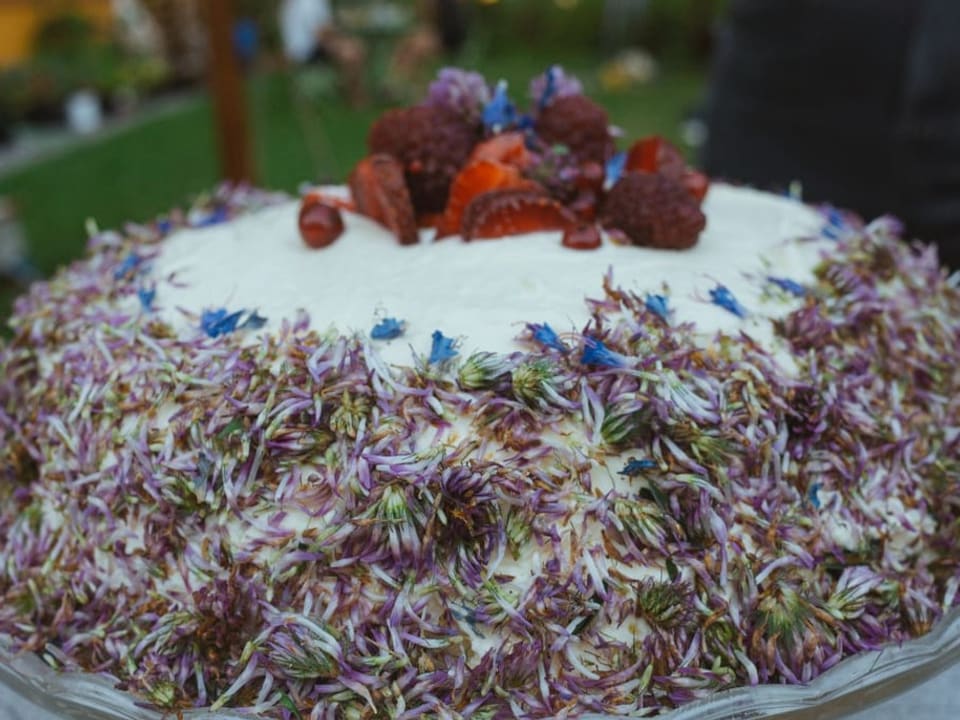 Torte aus Mädesüsscrème, Beeren und Rotklee