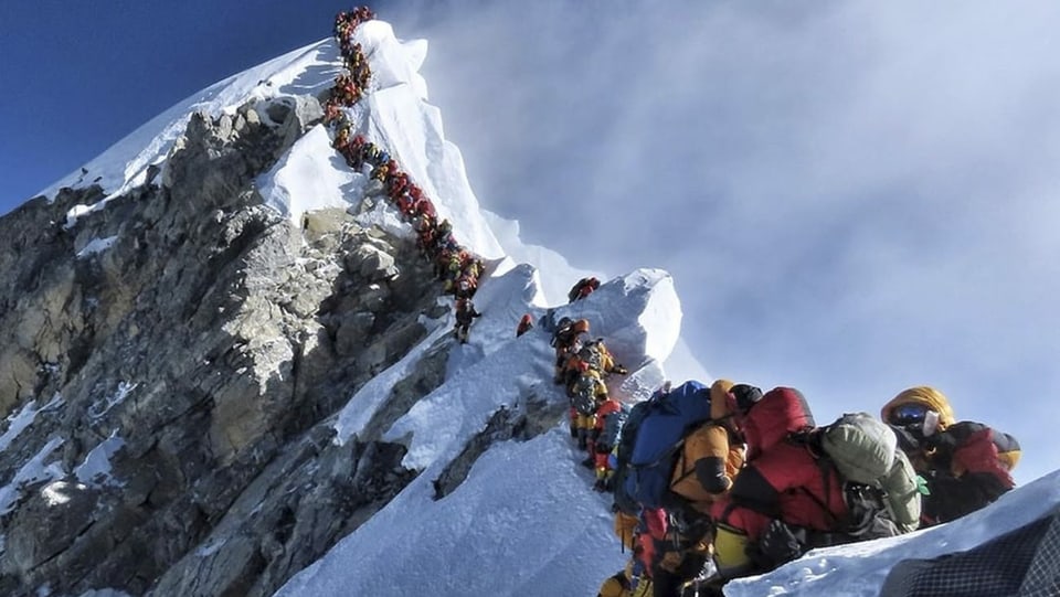 Schlange von Bergsteigern nahe des Gipfels des Mount Everest.