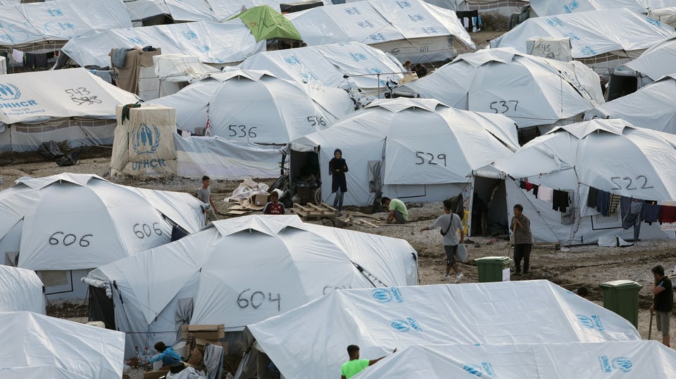 Das Zeltlager auf Lesbos ist Regen und Kälte völlig ausgeliefert