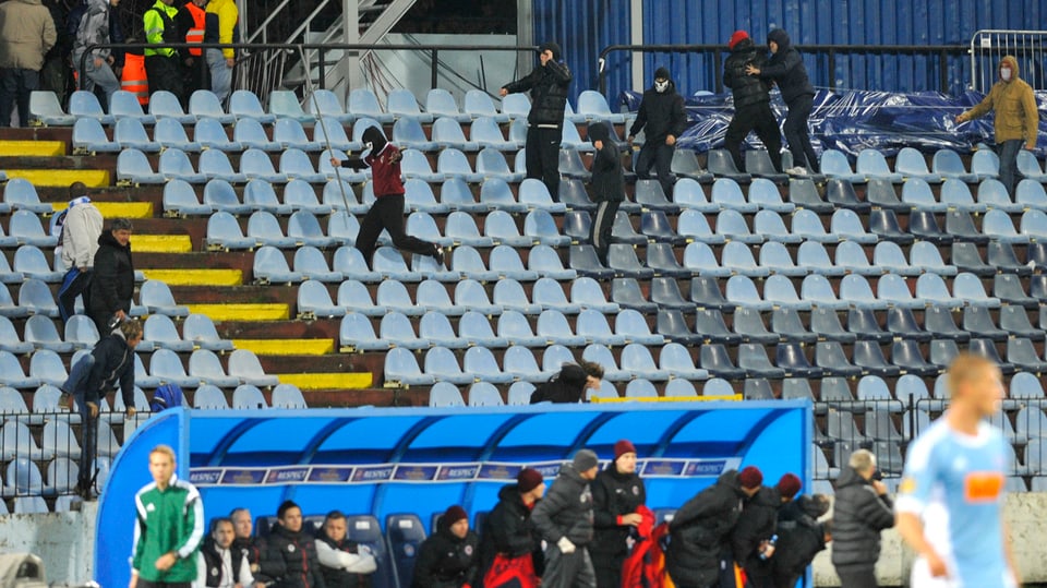 Auf den Rängen kam es zu Ausschreitungen zwischen Slovan-Fans und Sparta-Anhängern.