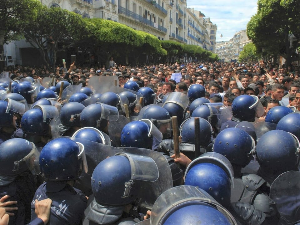 Die algerische Bereitschaftspolizei blockiert Studenten in Algier, die eine Strasse blockieren und zu politischen Veränderungen aufrufen.