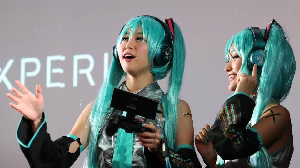 zwei junge Frauen als Hatsune Miku verkleidet