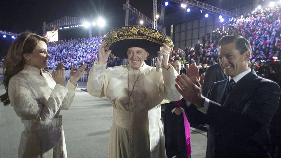 Der Papst mit einem Sombrero auf dem Kopf