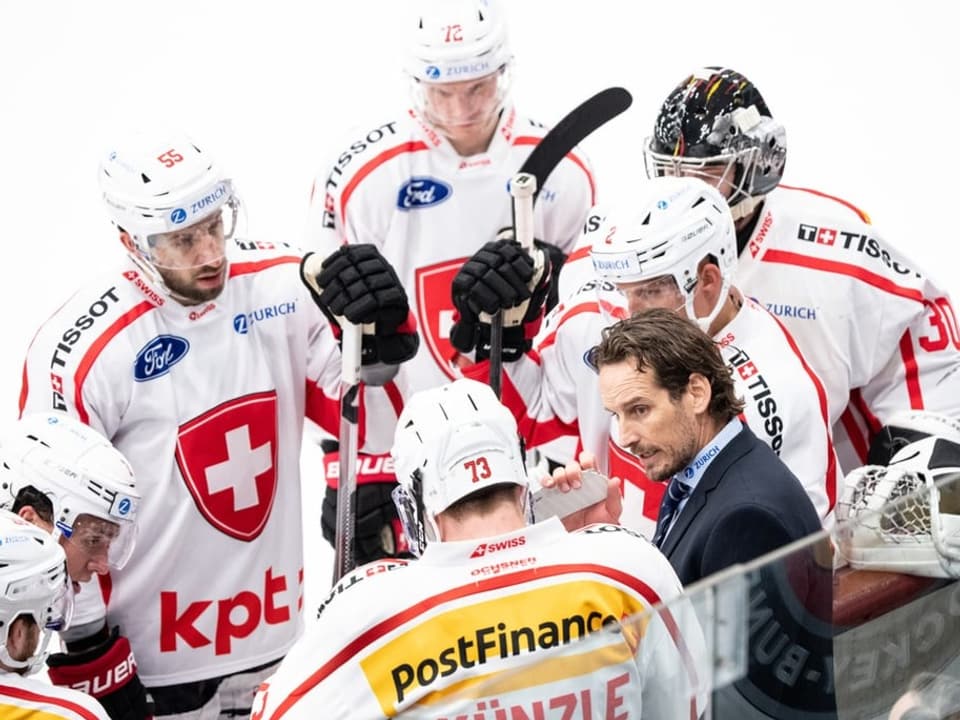 Erteilt seinen Schützlingen Instruktionen Patrick Fischer gibt seinen Spielern Instruktionen.