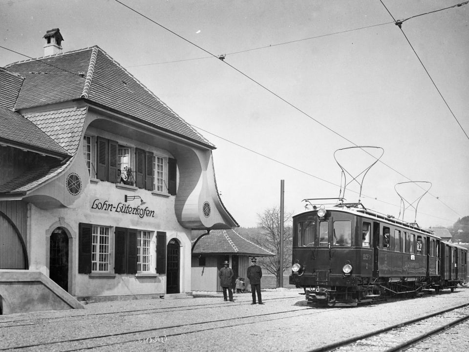 Schwarz-weiss-Bild Zug vor Bahnhof 