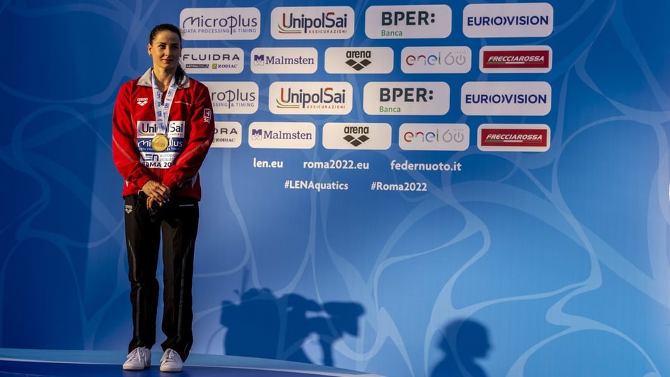 Schwimmerin Lisa Mamié mit Goldmedaille auf dem Podest an den Europameisterschaften in Rom.an Eu