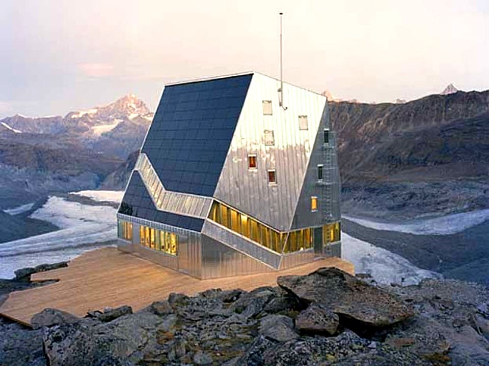 Die Monte-Rosa-Hütte spiegelt die umliegende Berglandschaft.