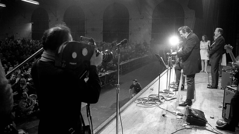 Johnny Cash 1969 beim Konzert im San Quentin-Gefängnis in Kalifornien.