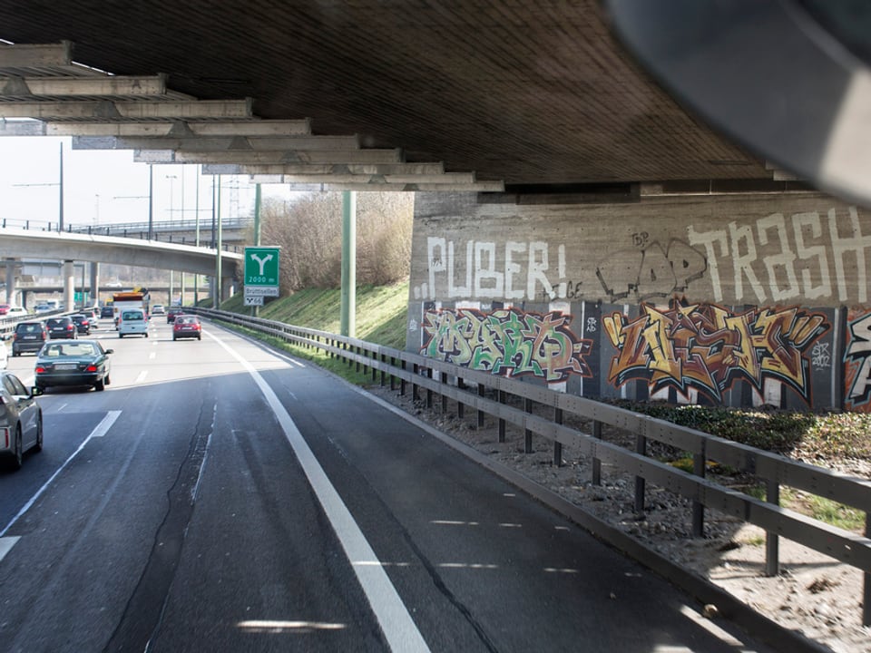 Ein Graffiti des Schweizer Sprayers «Puber» fotografiert bei der ein Autobahn-Ausfahrt in Wallisellen