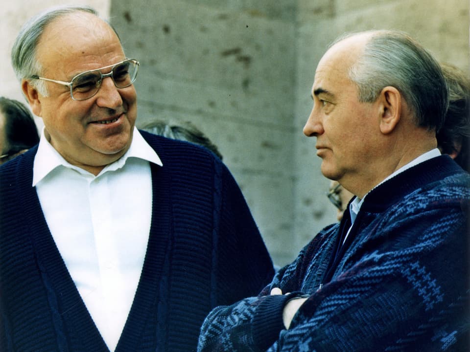 Der damalige Bundeskanzler Helmut Kohl im Gespräch mit Gorbatschow 1990. (reuters)