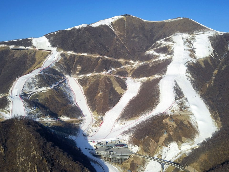 In Yanqing, rund 90 Kilometer ausserhalb vom Zentrum Pekings, wurde 2019 das Xiaohaituo Alpine Skiing Field eröffnet. Hier werden an den Winterspielen sämtliche Ski-Alpin-Bewerbe durchgeführt.