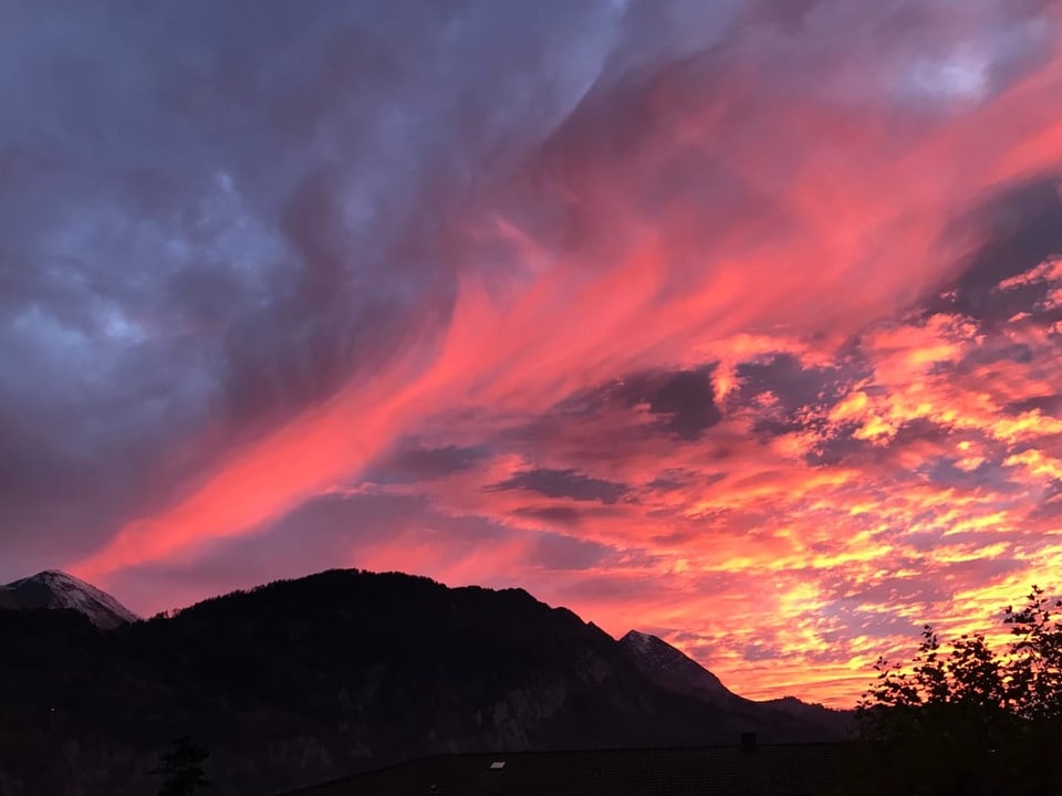 Unterseen/BE Leuchtender Himmel.