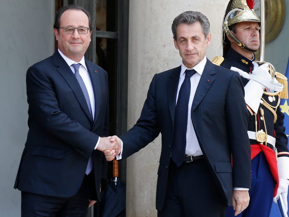 French President Francois Hollande (L) welcomes Nicolas Sarkozy, head of France's Les Republicains political party and former French president, as the two meet after Britain's vote to leave the European Union, at the Elysee Palace in Paris, France, June 25, 2016