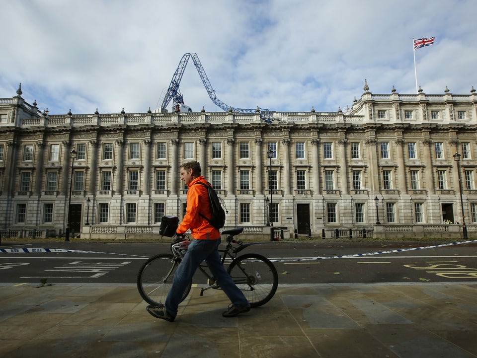 Auf dem britischen Kabinett in London ist ein Baukran eingestürzt. (reuters)