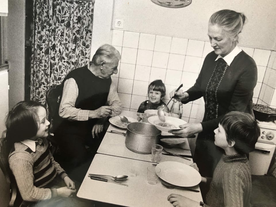 Am Küchentisch mit drei Kindern schöpft Fanny Egli etwas zu essen in die Teller.
