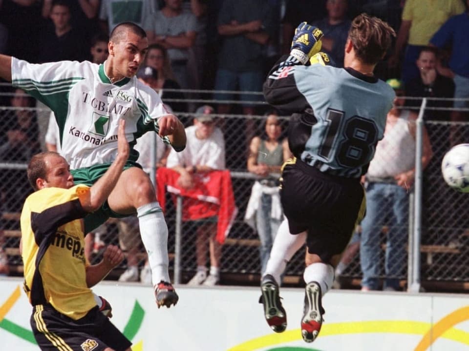 Hakan Yakin im St. Galler Trikot, hier im Duell mit YB-Goalie Stefan Knutti und Verteidiger Roger Küffer.