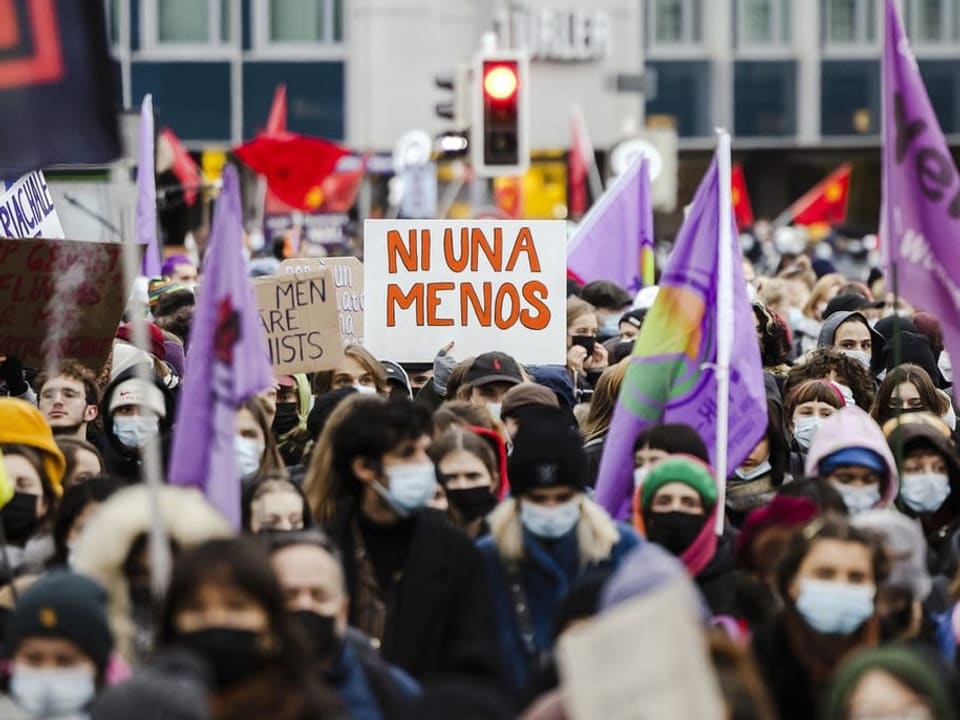 Viele Frauen mit Masken an einer Demonstration.