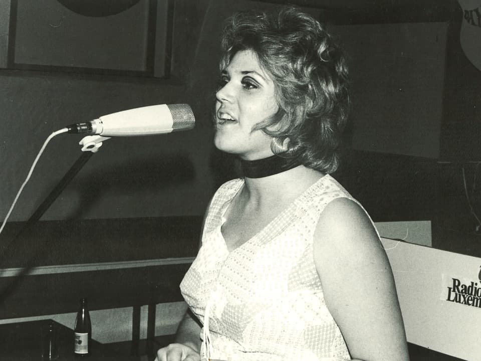 Schwarz-weiss Fotografie von Maja Brunner aus dem Jahr 1971, bei einem Auftritt für Radio Luxemburg.