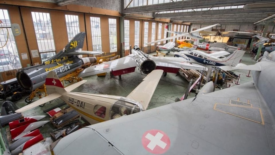 In der alten Dornier-Halle neben dem Neubau des Flieger-und Fahrzeugmuseums werden weiterhin historische Flugzeuge ausgestellt.