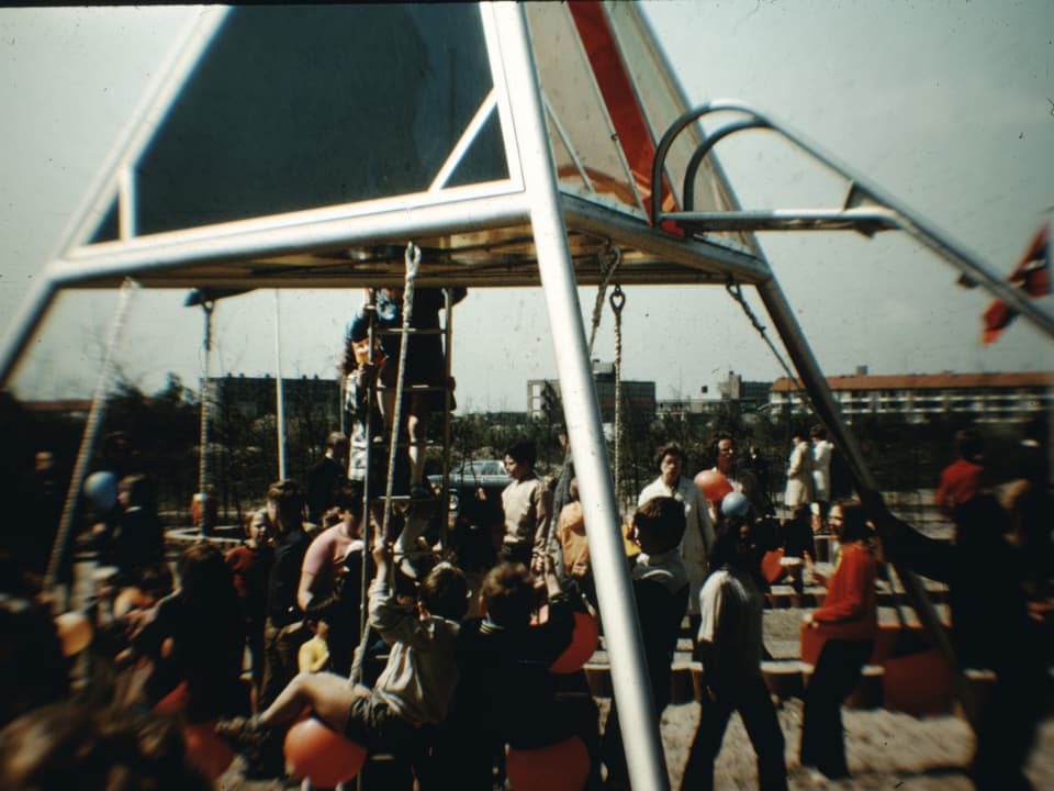 Kinder auf einem Kinderspielplatz in den 1970er Jahren.