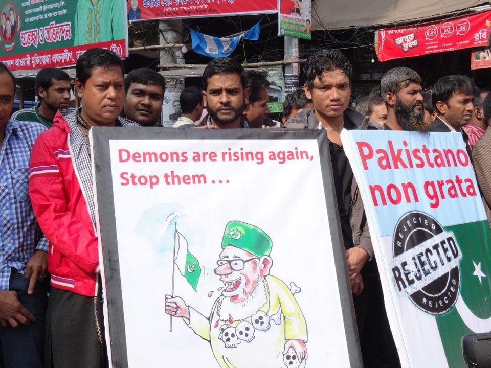 Anhänger der Awami Liga skandieren Parteislogans und schwenken Fahnen. 