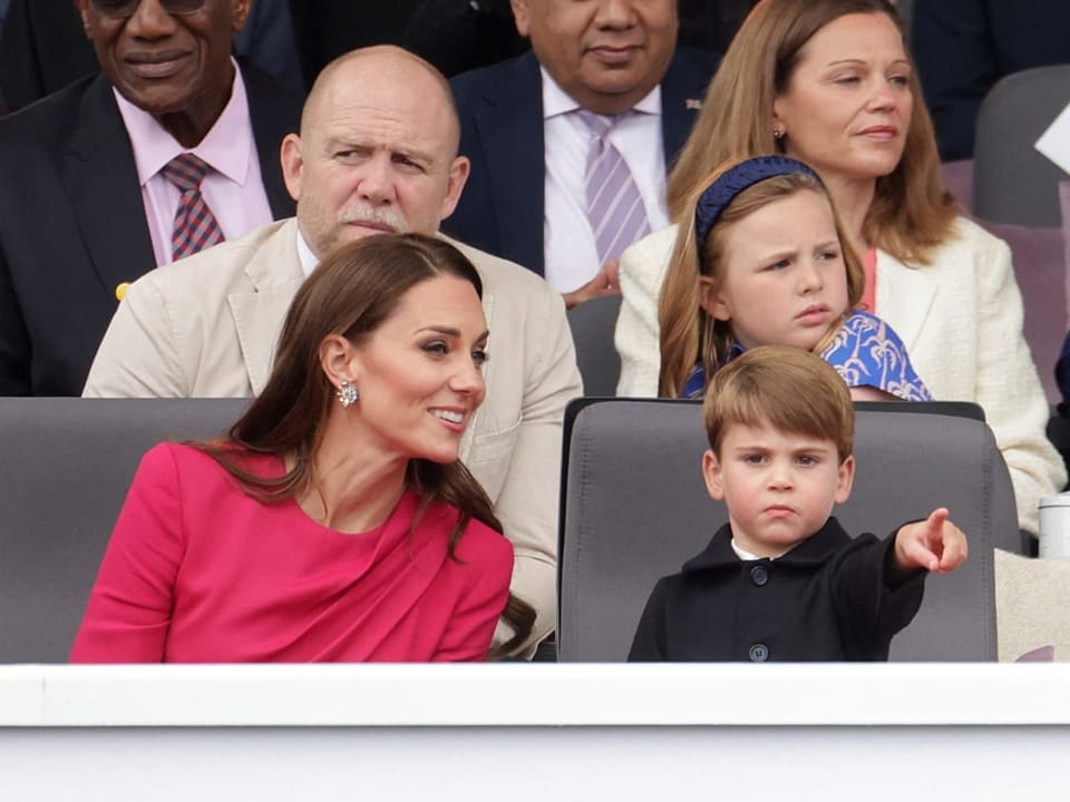 Herzogin Kate gemeinsam mit ihrem jüngsten Sohn Louis während der Parade.