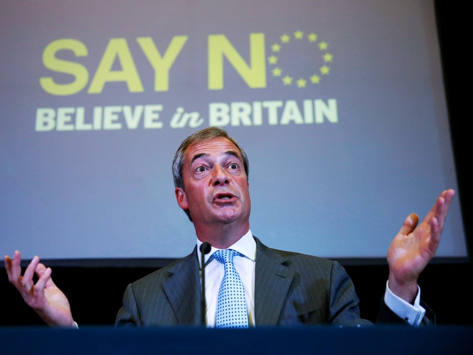 Nigel Farage am Rednerpult, hinter ihm projiziert steht "Say no, believe in Britain".