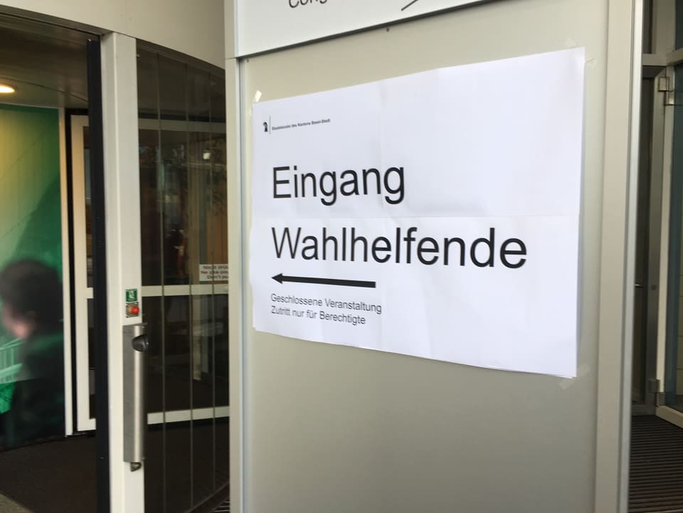 Plakat mit Pfeil und der Aufschrift "Eingang Wahlhelfende".