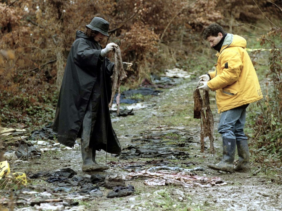 UNO-Untersucher finden im April 1996 Kleiderstücke, die muslimischen Bosnier zugeordnet werden.