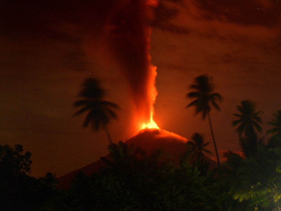 Vulkan in der Nacht der Feuer spuckt. 