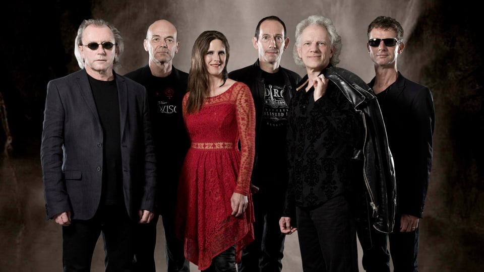 Rockband Irrwisch. 6 Musikerinnen und Musiker.