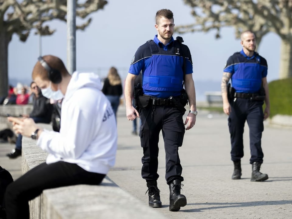 Polizisten patrouillieren an der Genfer Seepromenade.