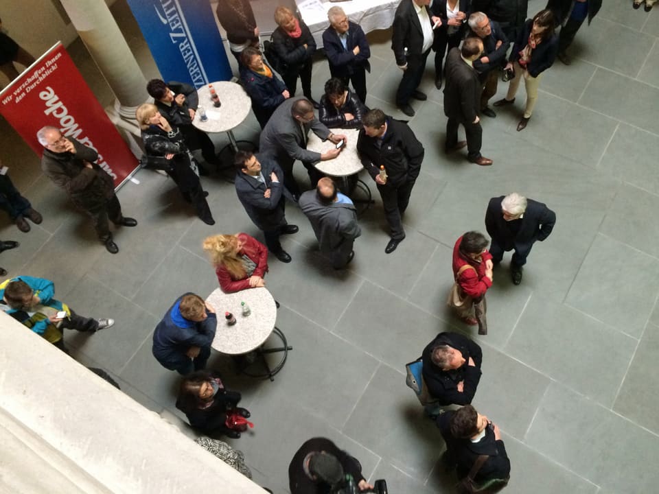 Politiker und Zuschauer am Wahltag im Lichthof des Luzerner Regierungsgebäudes