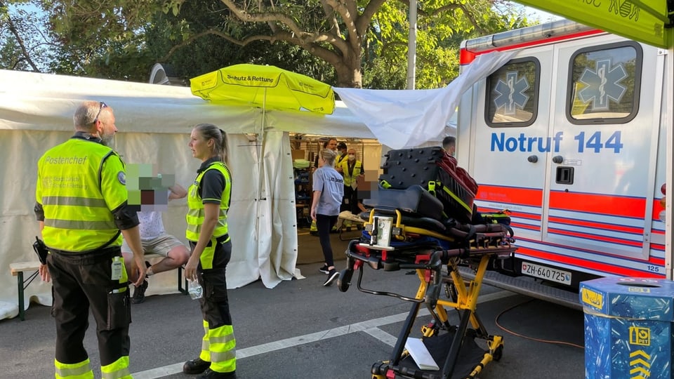 Sanitätsposten mit Ambulanz, Menschen in gelben Westen