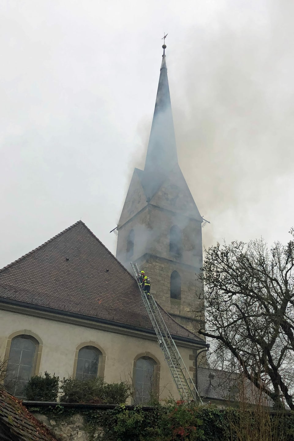 Rauch tritt aus dem Kirchturm aus.