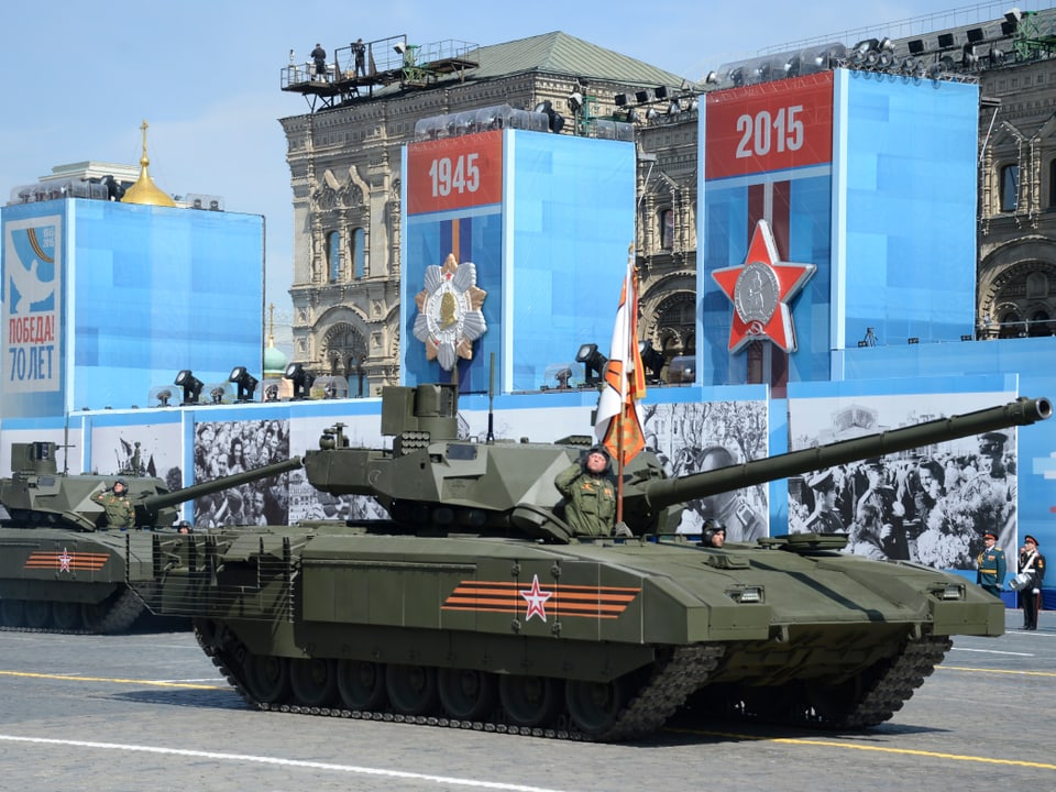 Panzer rollen über den Roten Platz in Moskau. 