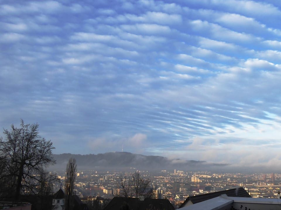 Blick auf die Stadt Zürich, Streifen am Himmel.