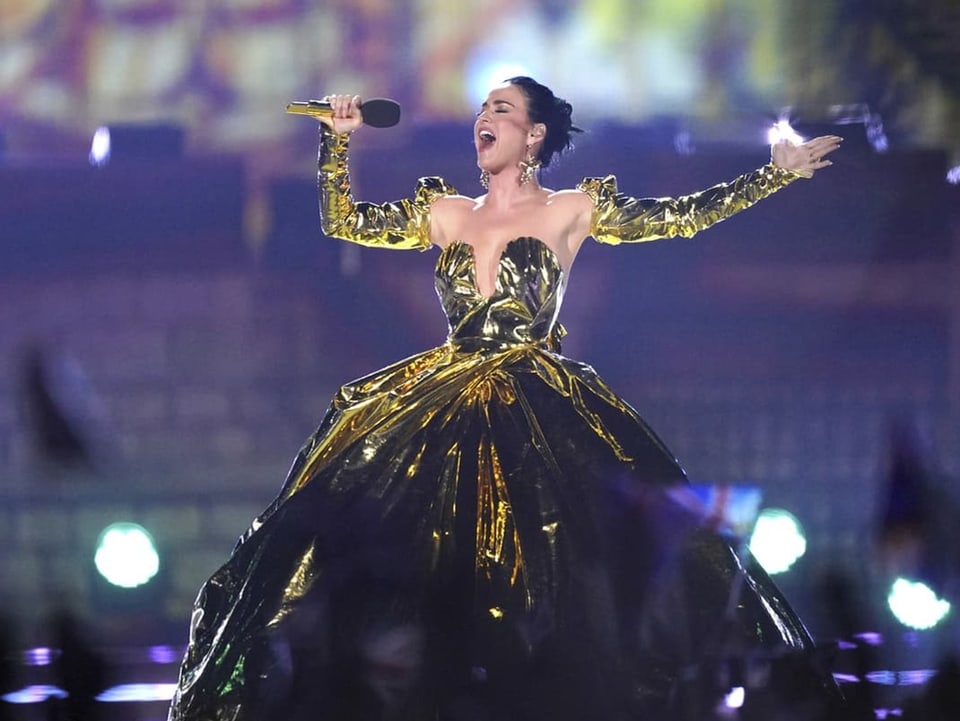 Katy Perry singend in einem goldenen Kleid