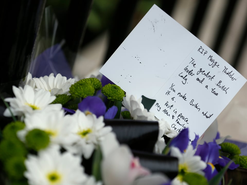 Trauerbotschaften und Blumen vor dem Haus der verstorbenen Maggie Thatcher. 