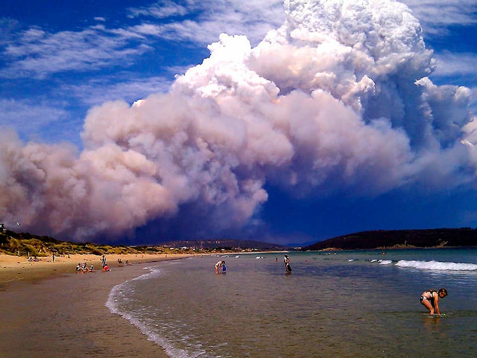 Gigantische Rauchwolke an einem Strand.