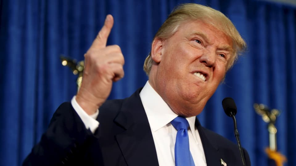 Donalt Trump in Rage mit ausgestrecktem Zeigefinger