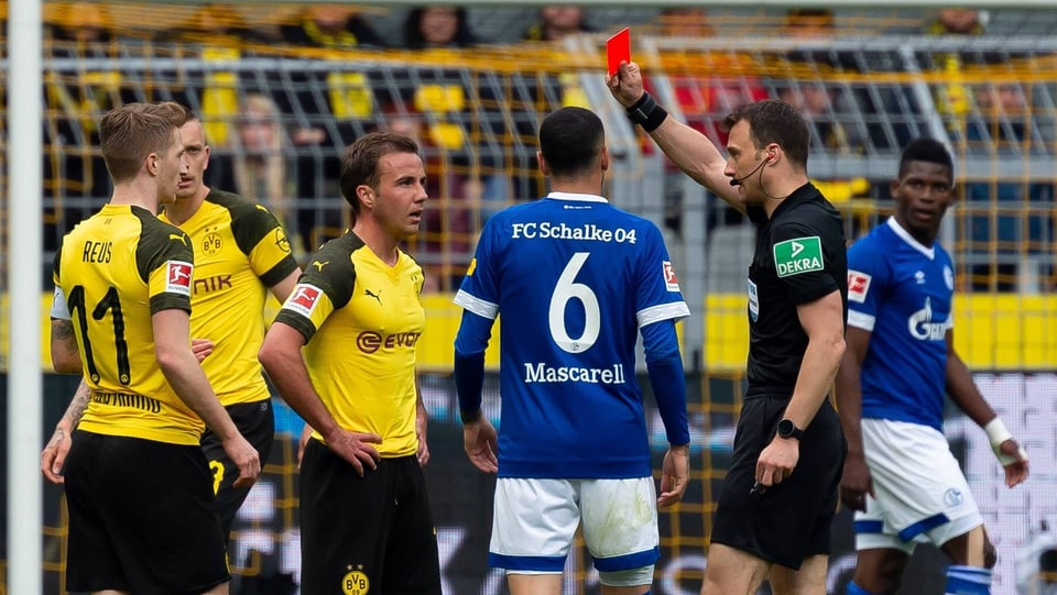 Schalke gewinnt turbulentes Derby in Dortmund