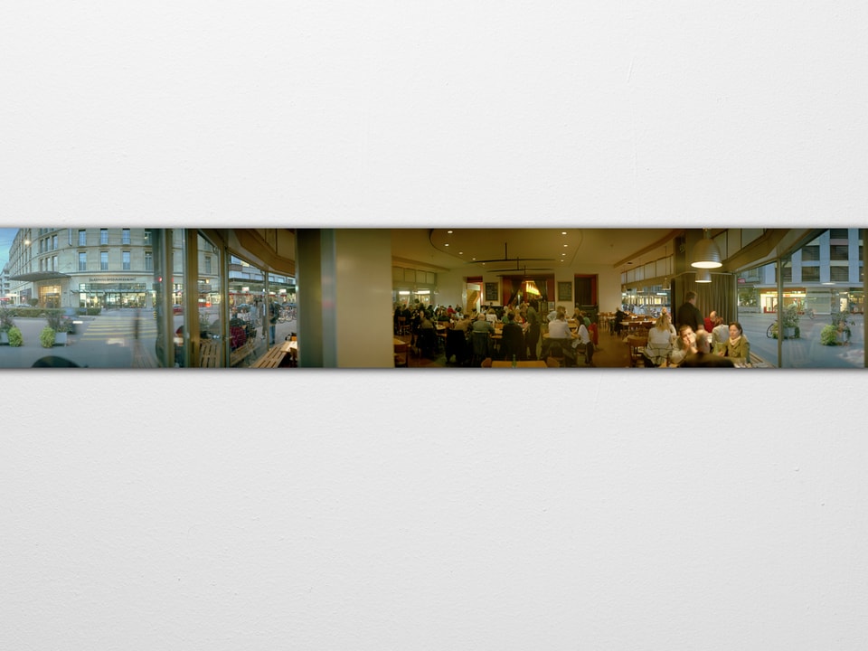 Panoramabild von Biel mit einem Innenraum eines Restaurants und Blick auf Stassen.