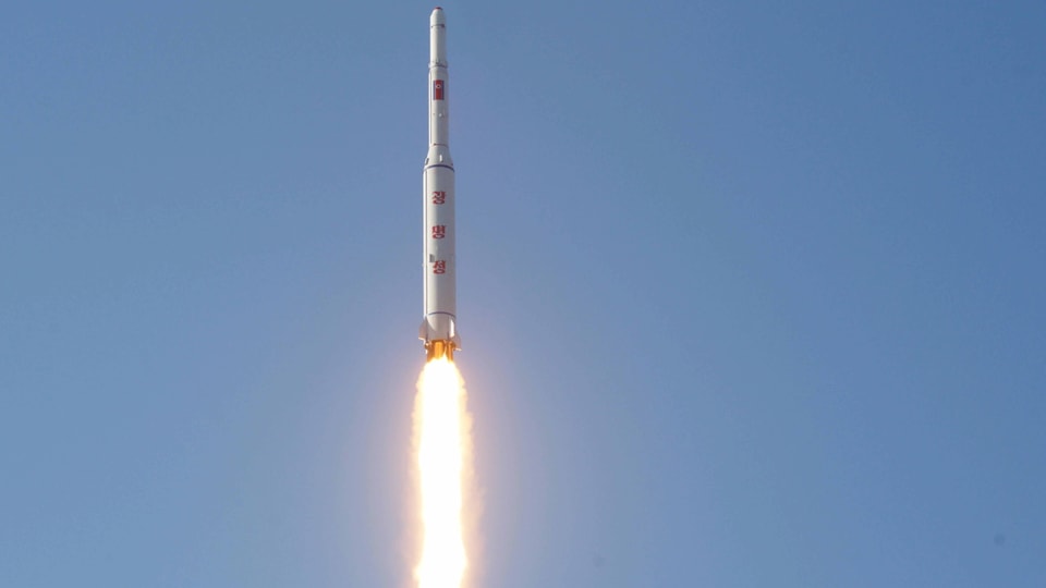Nordkoreanische Langstreckenrakete mit Feuerschweif steigt in die Höhe