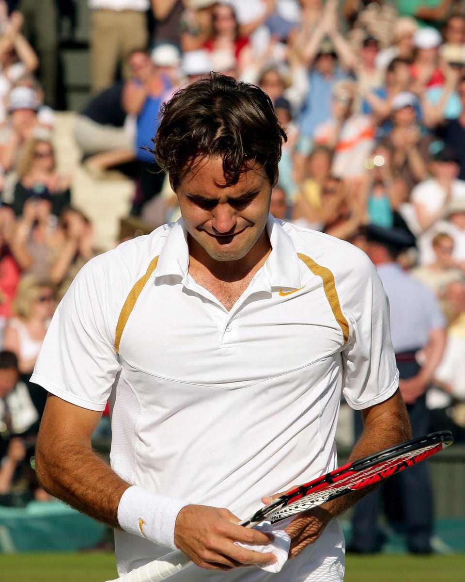 Federer nähert sich weinend dem Netz.