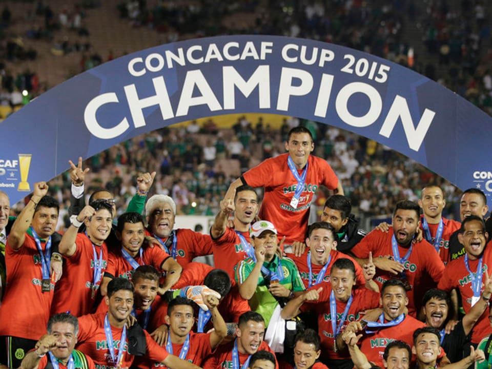 Fussballspieler von Mexiko posieren mit der Concacaf-Cup Trophäe.