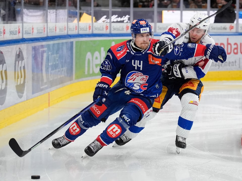 ZSC-Verteidiger Mikko Lehtonen ist vor Andreas Wingerli an der Scheibe.