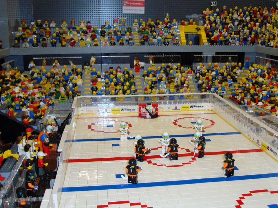 Blick ins Innere vom Eisstadion Allmend, das aus 35'000 Legosteinen als Miniatur nachgebaut worden ist.